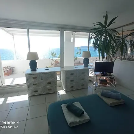 Front Beach Penthouse Apartmán *
